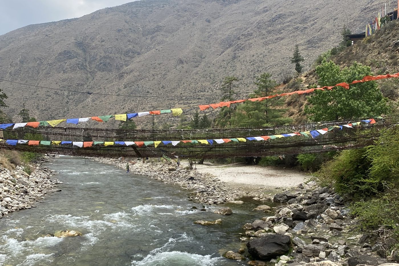 Drapeaux de prières au-dessus de la rivière
