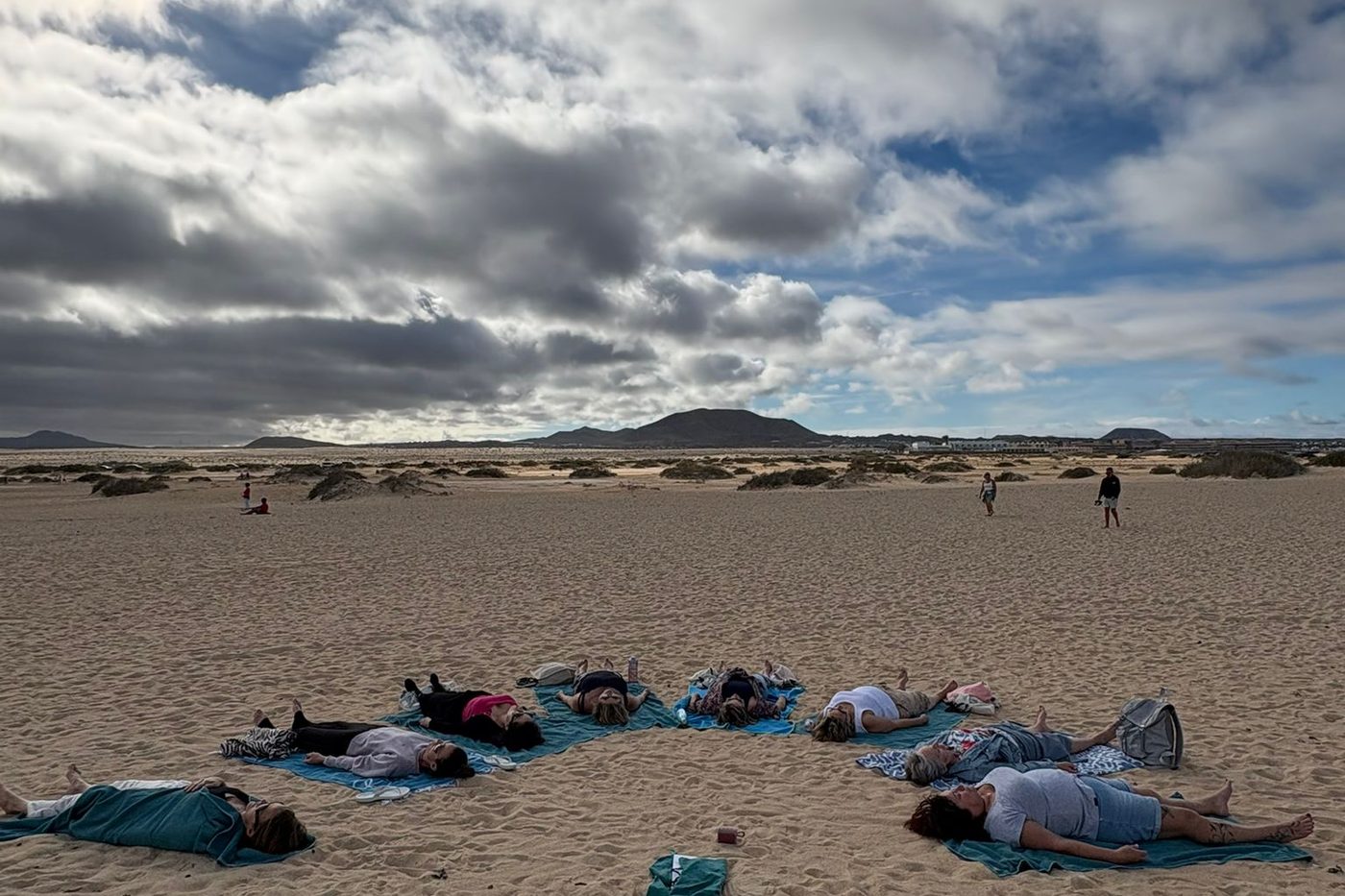 Séance de yoga dans les dunes